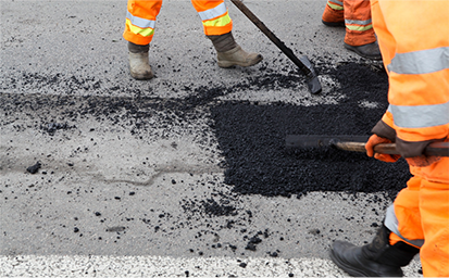 chantier sur voirie pour reboucher un nid de poule